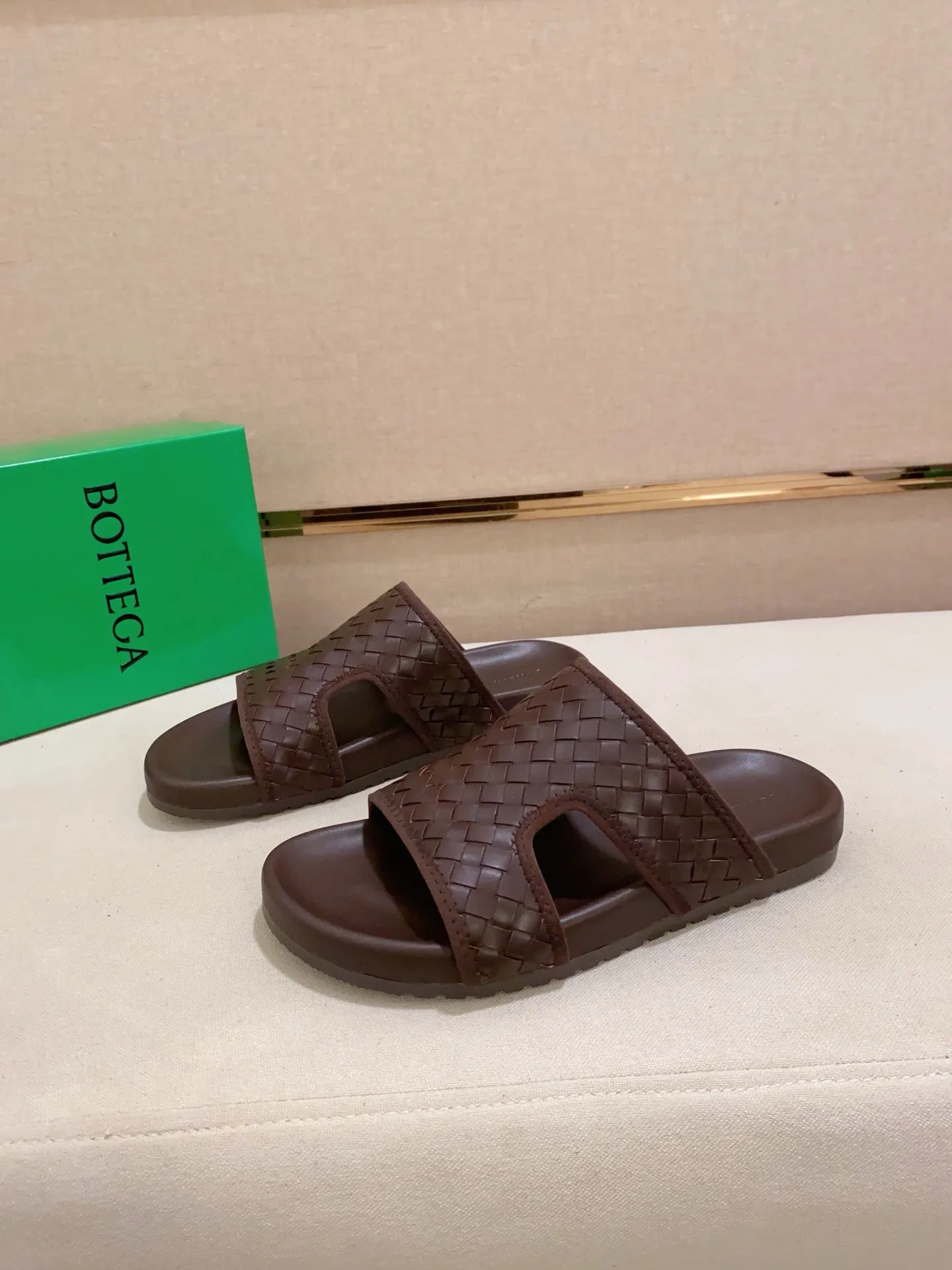 Men's shoes 💰: 320💰[BV~Bottega Veneta] Trendy new slippers are on the market. Same style as the official website. Counter quality [strong][strong][strong] Selected cow patent leather weaving. High-end atmosphere. Very cost-effective. Original wear-resistant rubber outsole. Fine workmanship. The upper layer of materials is used. The quality is visible. Shoe size 38-45.
